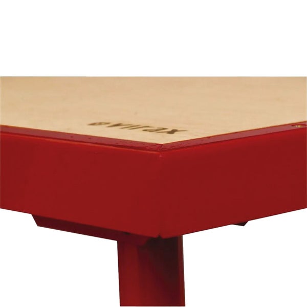 Detailansicht eines Werkbanktisches mit Holzplatte und Metallgestell