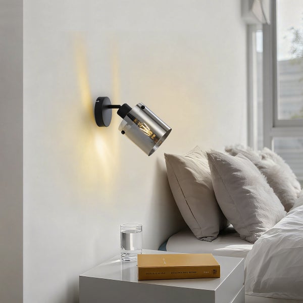 Wandleuchte aus Metall und Glas im Schlafzimmer über dem Nachttisch
