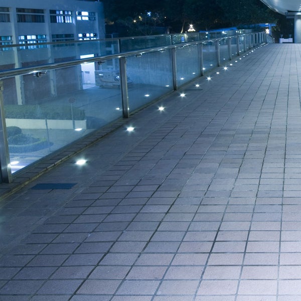 Gepflasterter Weg mit Geländer und integrierter Beleuchtung