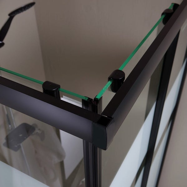 Detailansicht einer Duschkabine mit schwarzem Rahmen und klaren Glaspaneelen