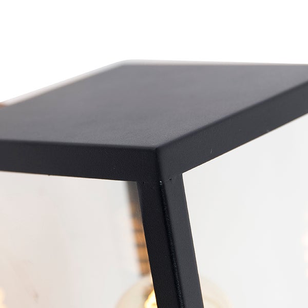 Detailaufnahme eines schwarzen Metallrahmens mit Glaseinsatz einer quadratischen Außenleuchte.