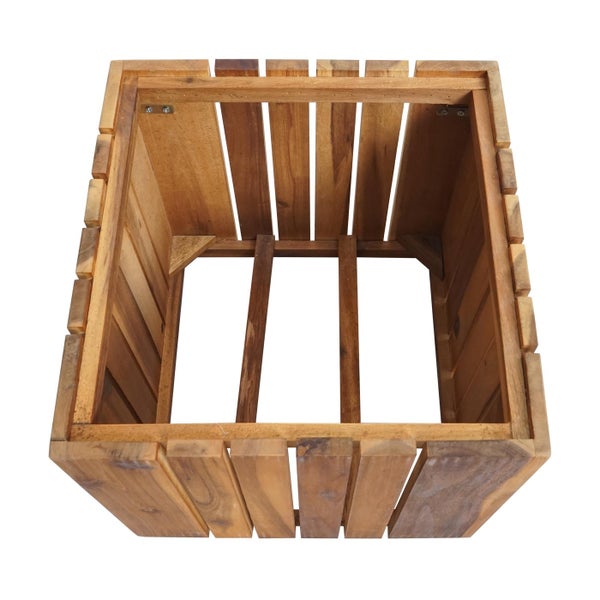 Quadratischer Pflanzkübel aus Holzlamellen, Blick von oben in das leere Innere.