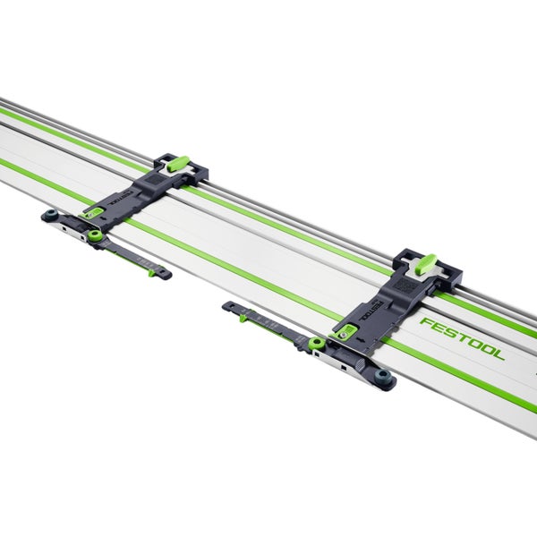 Festool Parallelanschlag montiert auf einer Führungsschiene, mit Einstellskalen.