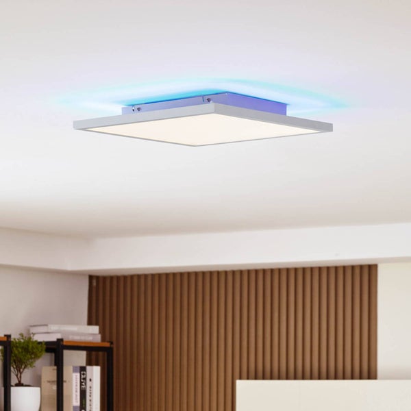 Quadratisches LED-Panel als Deckenleuchte mit farbigem Hintergrundlicht im Wohnbereich.