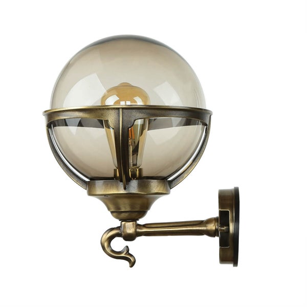 Wandleuchte mit Glaskugel und Metallhalterung