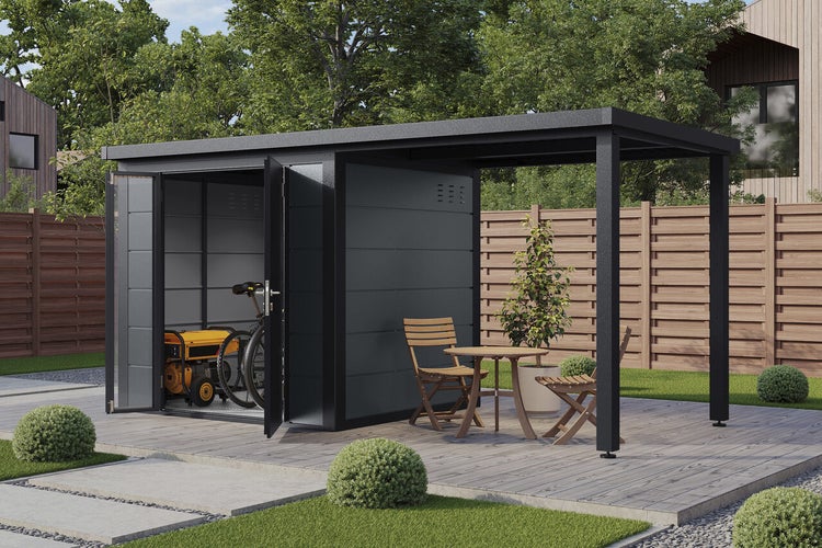 Modernes Gartenhaus aus Metall mit integriertem Schleppdach auf einer Terrasse im Garten mit Gartenmöbeln und verstautem Gerät.