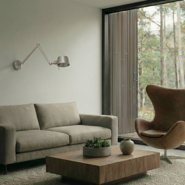 Wohnzimmer mit Sofa, Sessel, Couchtisch und Wandleuchte