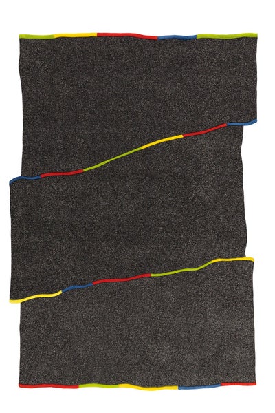 Dunkelgrauer Teppich in asymmetrischer Form mit bunten Wellenkanten in Rot, Blau, Gelb und Grün.