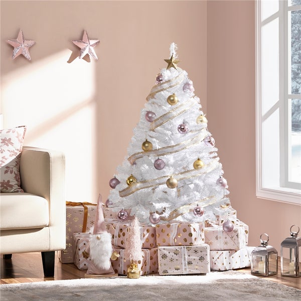 Dekorierter, weißer Weihnachtsbaum mit Geschenken in einem Wohnzimmer.