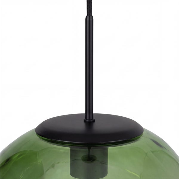 Pendelleuchte mit grünem Glasschirm und schwarzen Metalldetails.