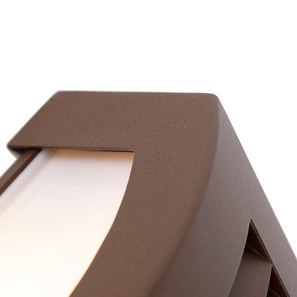 Nahaufnahme einer Außenwandleuchte mit brauner strukturierter Oberfläche und weißem Diffusor.