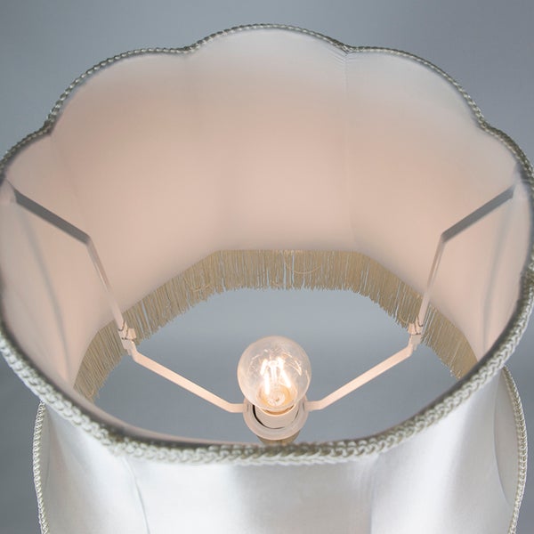 Innenansicht eines Lampenschirms mit Lampe