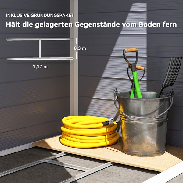 Hell und organisiert gestalteter Garten mit grauem Gerätehaus aus Kunststoff, weißer Tür, Trittleiter im Inneren und Pflanzen auf einer Holzterrasse.