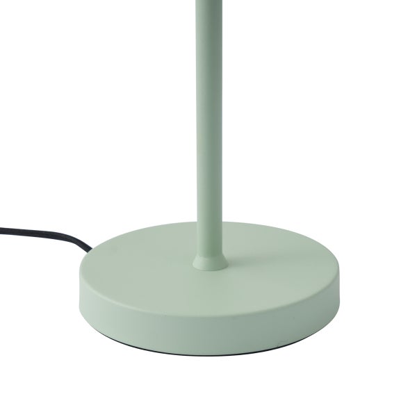 Runder Standfuß einer Tischlampe aus Metall in Mintgrün mit schwarzem Kabel.