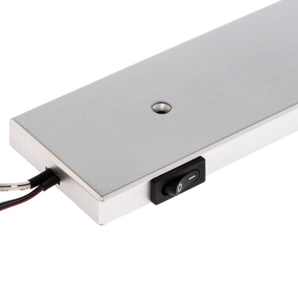 Hexen-Dekofigur mit Apfel vor Hauskulisse