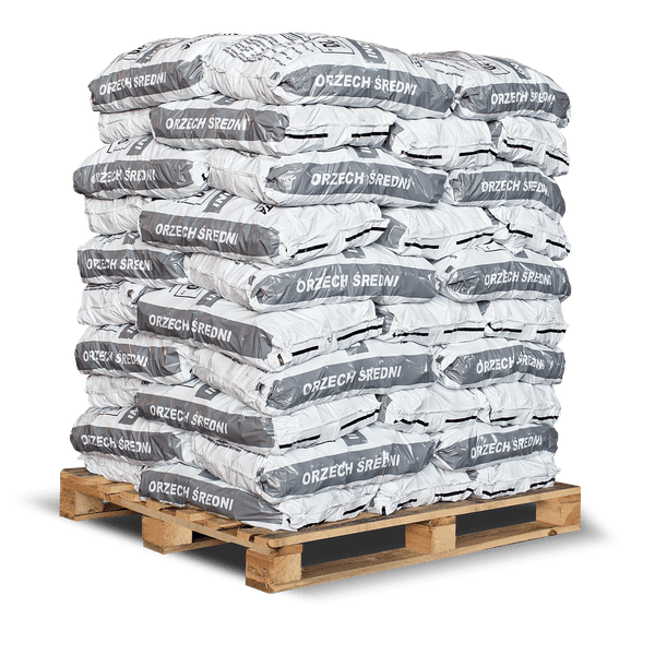 Stapel von Säcken mit Steinkohle Orzech Sredni auf einer Holzpalette.