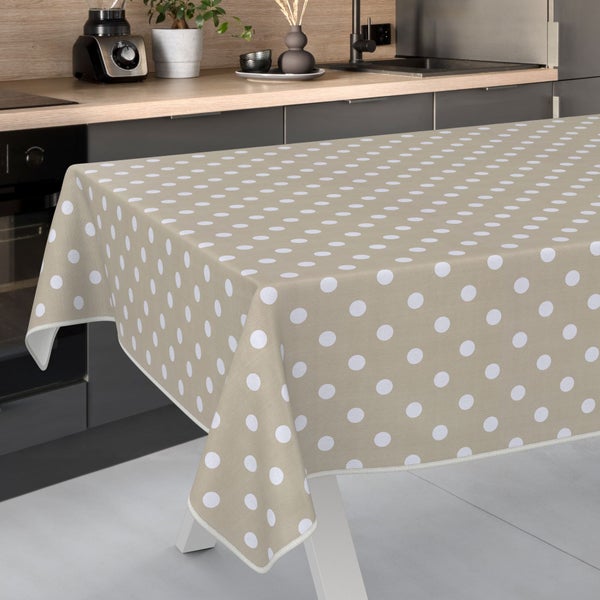 Beige Tischdecke mit weißen Punkten auf einem Tisch in einer Küche