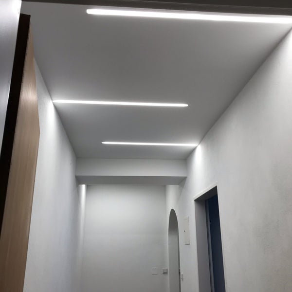 Flur mit linearen Deckenleuchten für helle Ausleuchtung