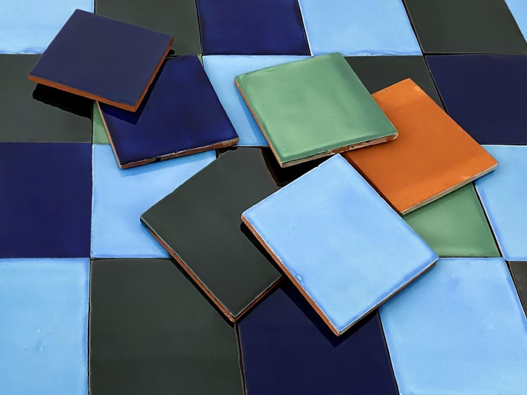 Quadratische Keramikfliesen in verschiedenen Farbtönen