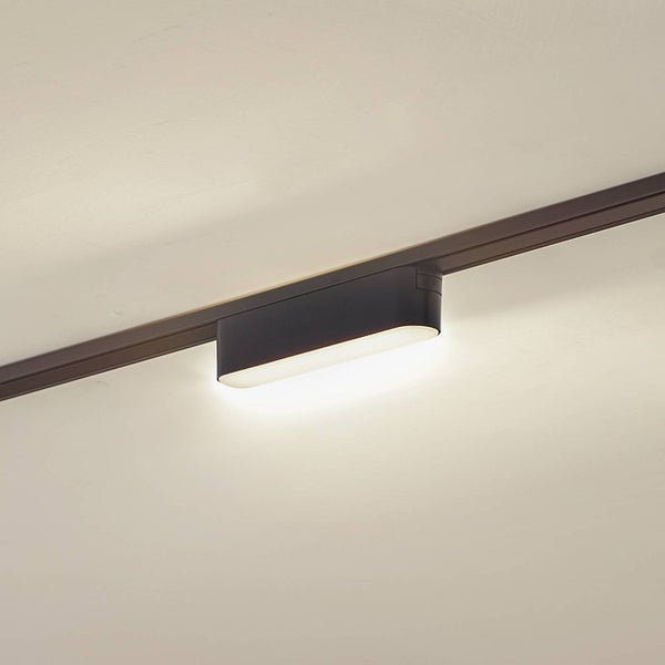 Moderne LED-Schienenleuchte in Schwarz mit länglichem, weißem Diffusor, montiert an einem Schienensystem.
