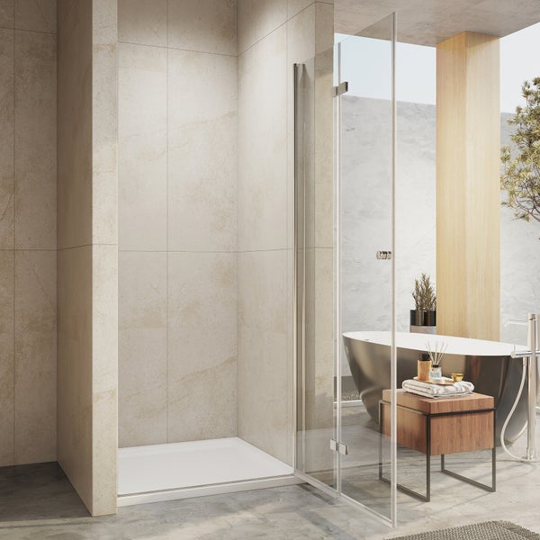 Modernes Bad mit gläserner Duschkabine, weißer Duschwanne und Wandfliesen in Steinoptik. Im Hintergrund eine freistehende Badewanne.