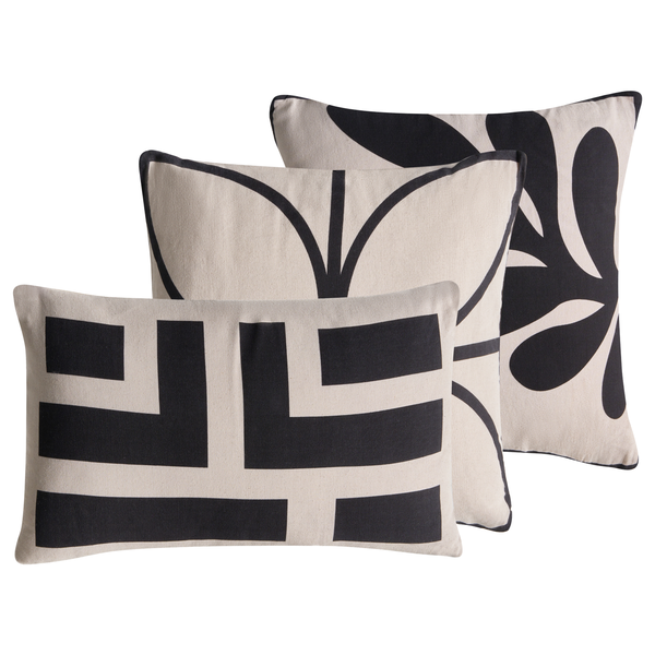 Drei dekorative Kissen mit unterschiedlichen geometrischen Mustern