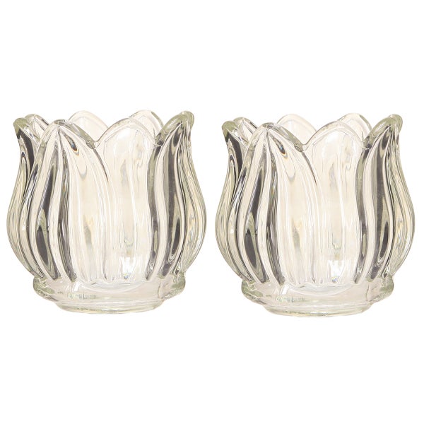 Zwei Teelichthalter aus Glas in Tulpenform.