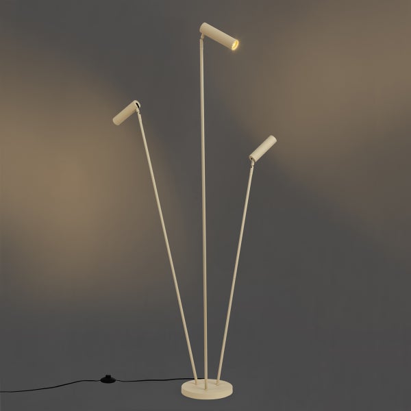 Dreiflammige beige Stehleuchte aus Metall mit drei verstellbaren Spotlights und rundem Standfuß.