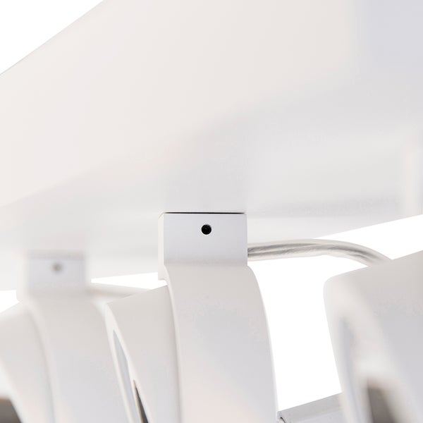 Detailansicht einer weißen Deckenleuchte mit Kabel