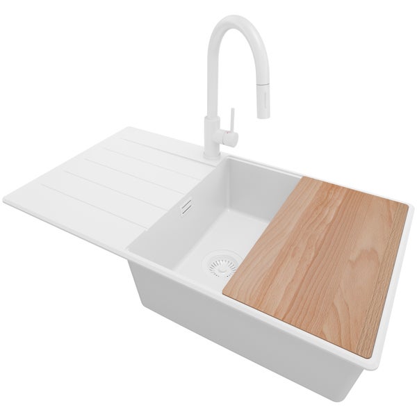 Spüle mit Abtropffläche, Armatur und Holzschneidebrett