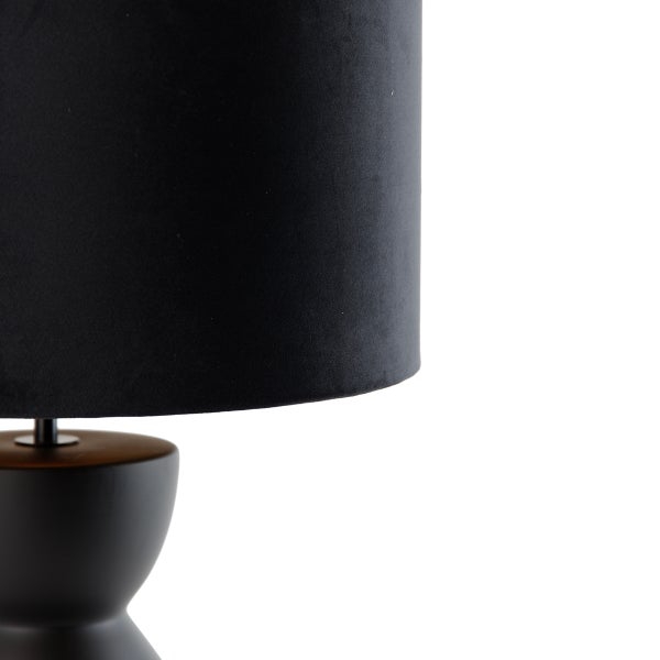 Detailansicht einer Tischleuchte mit schwarzem Stoffschirm