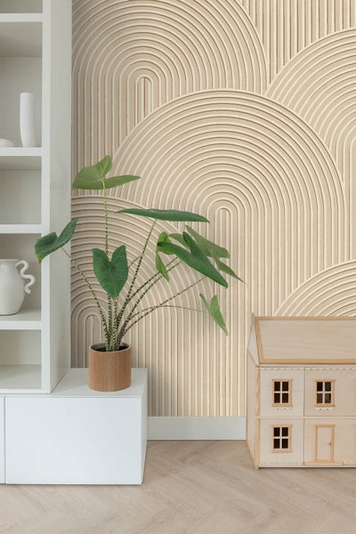 Helles Zimmer mit geometrischer Tapete, Regal, Zimmerpflanze und Holzpuppenhaus