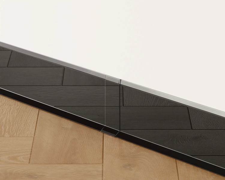 Detailaufnahme von Wand und Boden mit Holzpaneelen und Kantenschutzprofil