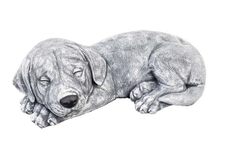 Dekorative Gartenfigur eines schlafenden Hundewelpen aus wetterfestem Material zur Gartengestaltung.
