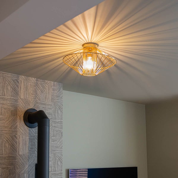 Deckenleuchte mit geometrischem Design und Lichteffekten an der Decke