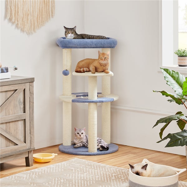 Mehrstöckiger Kratzbaum mit drei Katzen, einer liegt oben, eine in der Mitte und eine unten.