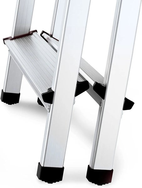 Detailansicht einer Aluminium-Trittleiter mit geriffelten Stufen und schwarzen Kunststofffüßen.