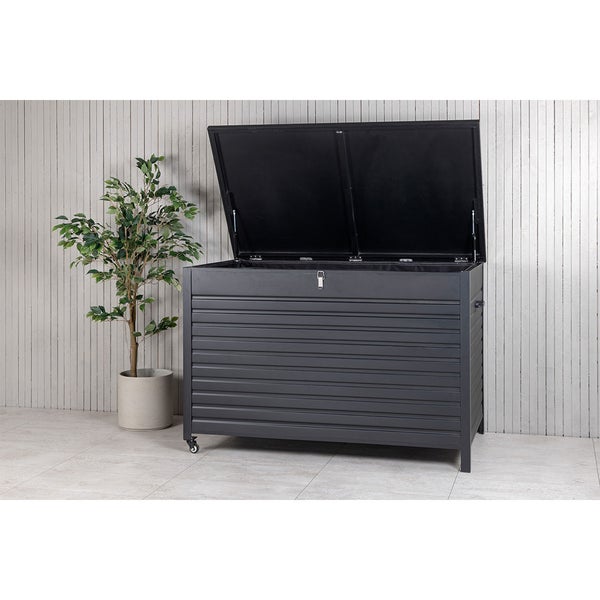 Gartenbox aus Metall mit offenem Deckel, horizontalen Lamellen, Schloss und Rollen neben einer Topfpflanze.