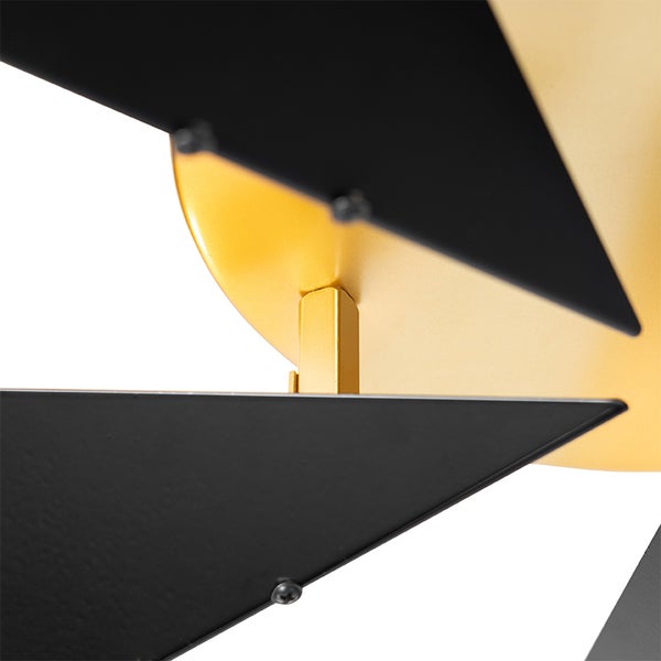 Detailaufnahme einer dekorativen Windmühle mit Metallelementen