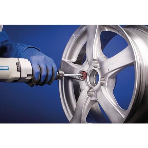 Metallrad wird mit Werkzeug bearbeitet