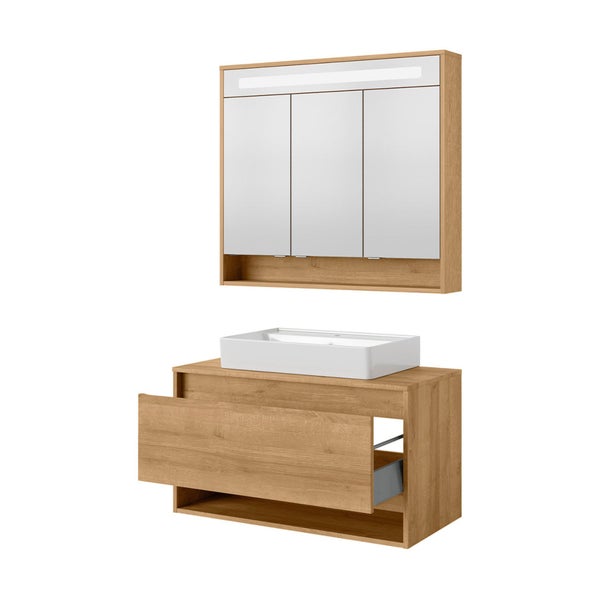 Badezimmer mit Waschtisch, Spiegelschrank und Hochschrank in Holzoptik