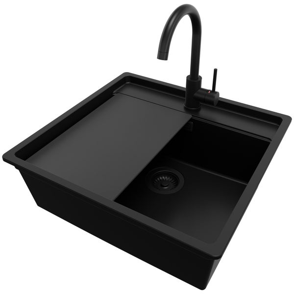 Schwarze Küchenspüle mit Abtropffläche und Wasserhahn