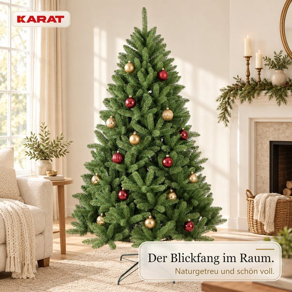 Künstlicher Weihnachtsbaum von Karat im Wohnzimmer geschmückt mit Kugeln neben einem Kamin.