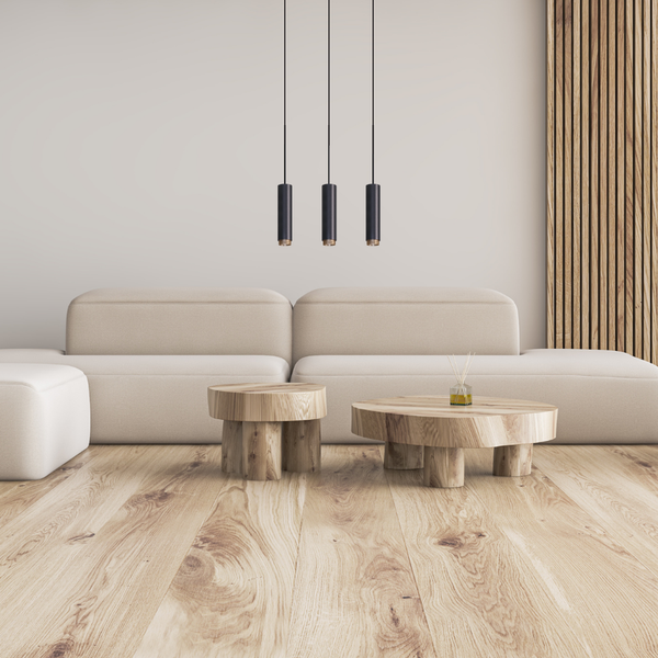 Wohnzimmer mit Sofa, Holztischen und Pendelleuchten