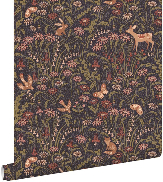 Vlies-Tapete mit Waldtier-Motiven wie Rehen, Hasen und Vögeln sowie Blumenmustern, kombiniert mit einer Holz-Garderobe und Kinderkleidung.