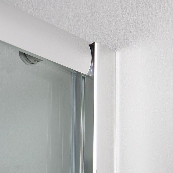 Detailaufnahme eines silberfarbenen Profils und Rollmechanismus für eine Duschkabine aus Glas.