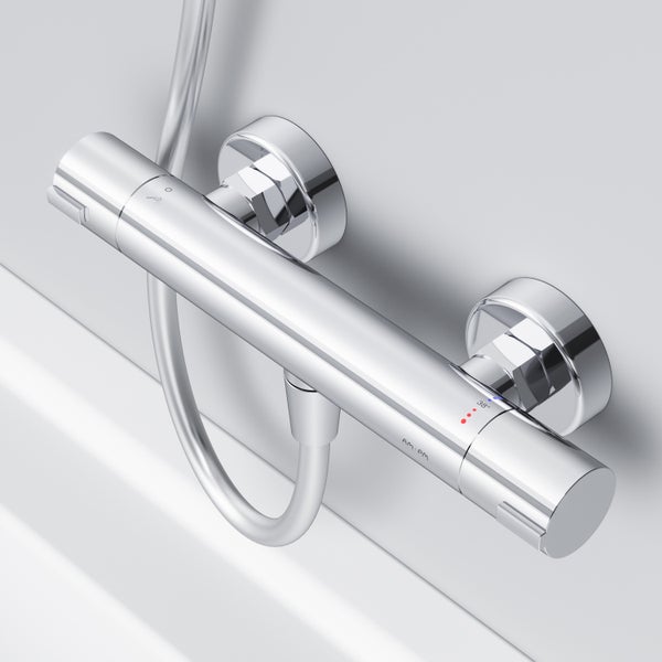 Verchromtes Brausethermostat mit Temperaturregelung bei 38 Grad und AM.PM Logo.