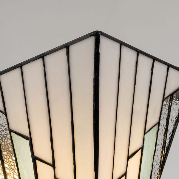Detailansicht einer Tiffany-Deckenleuchte mit geometrischen Mustern und Metalleinfassung