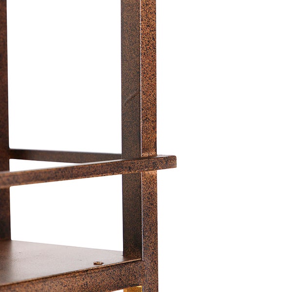 Detailansicht eines Metallregals