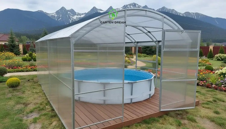 Rundes Aufstellbecken mit Poolüberdachung aus Polycarbonat auf Holzterrasse in einer Gartenlandschaft mit Bergkulisse.